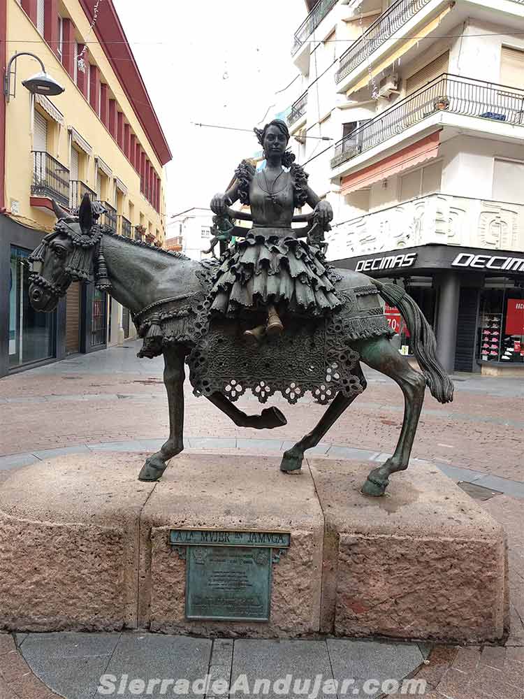Monumento mujer en jamuga